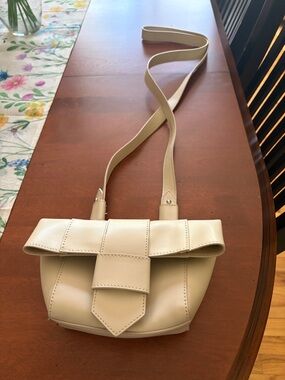 Banana Republic Cream leather Crossbody Shoulder Bag